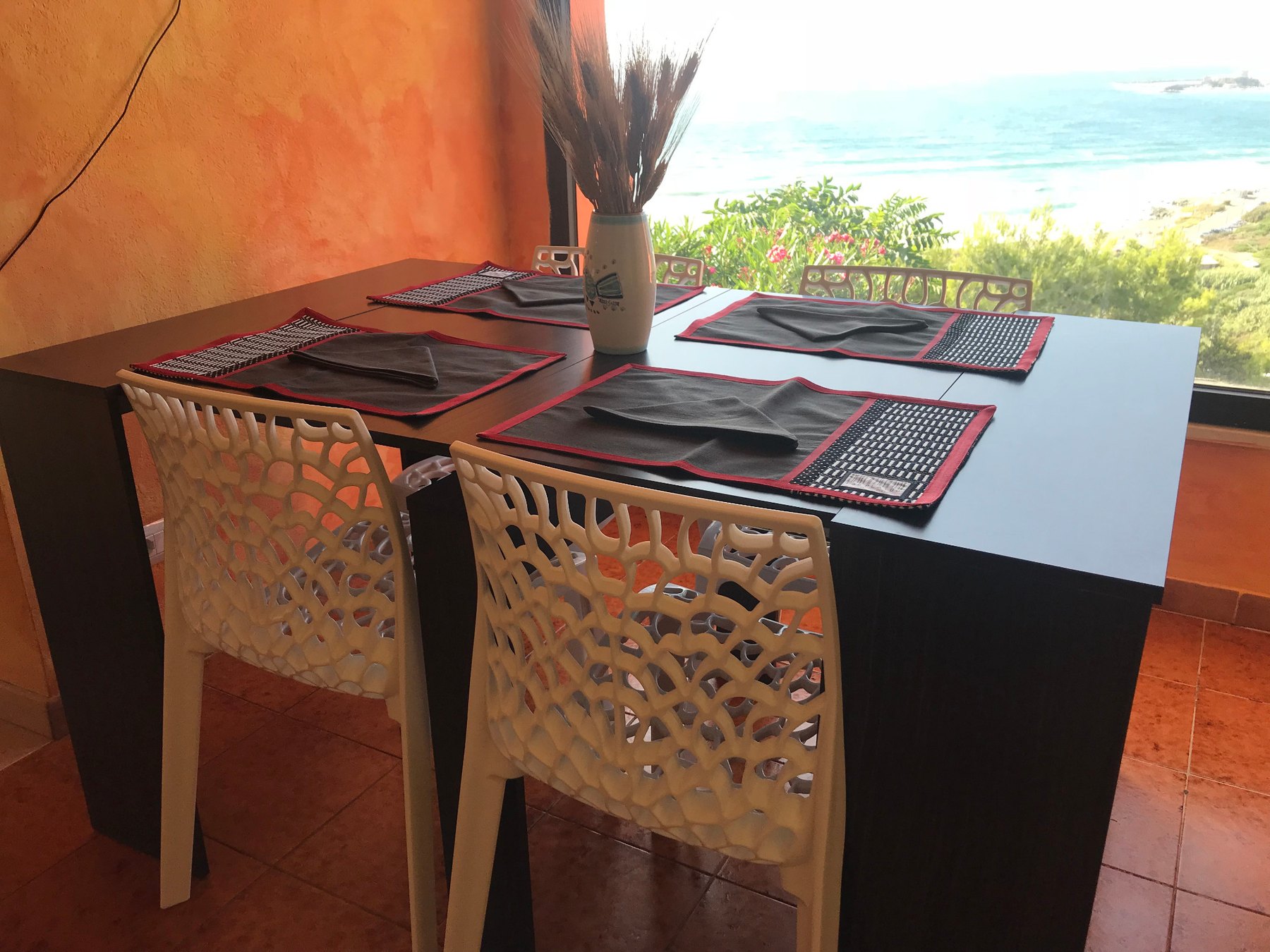 Zona pranzo con vista mare